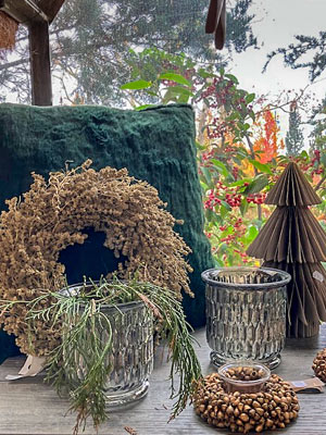 Stimmungsvolle Dekoartikel und weihnachtliche Accessoires stimmen aufs Fest ein.